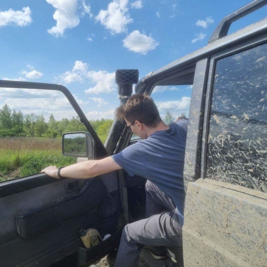 Programiści lubią off-road Zdjęcie mężczyzny wysiadającego z off-roadowego samochodu